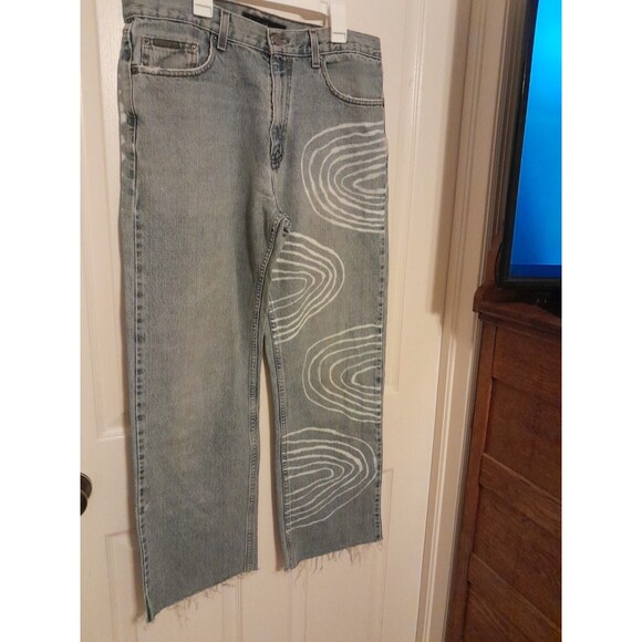 Calvin Klien Women’s 32/28 Women’s Custom Bleach Design Raw Hem Jeans. B49 - Picture 1 of 5